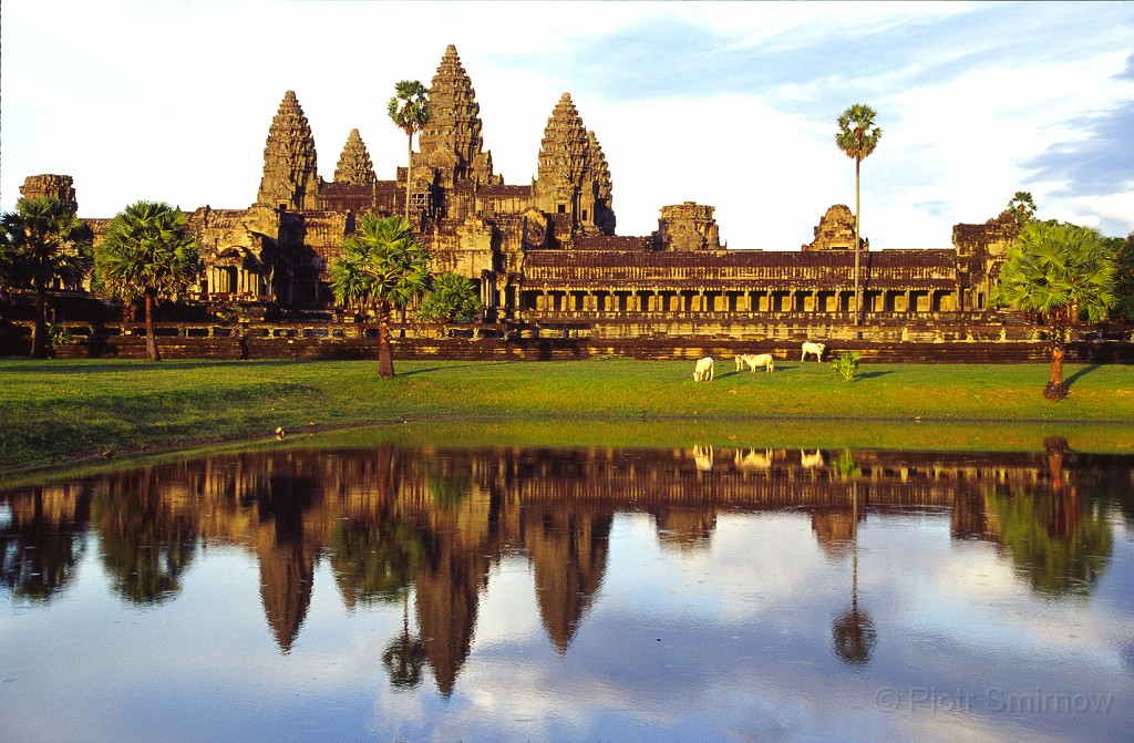 Angkor 1 Angkor Wat ScrHDsRGB.jpg
