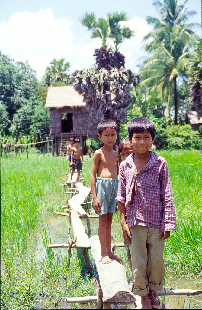 Kratie - chlopcy przed domem ScrHDsRGB.jpg