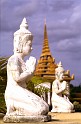 Phnom Penh - figurki przed pagoda - 2 ScrHDsRGB