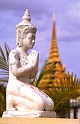 Phnom Penh - figurki przed pagoda ScrHDsRGB
